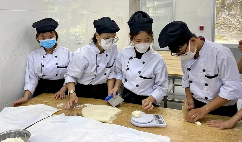 Con gái tốt nghiệp THCS nên học nghề gì? (Nhóm ngành Dịch vụ - Sáng tạo)